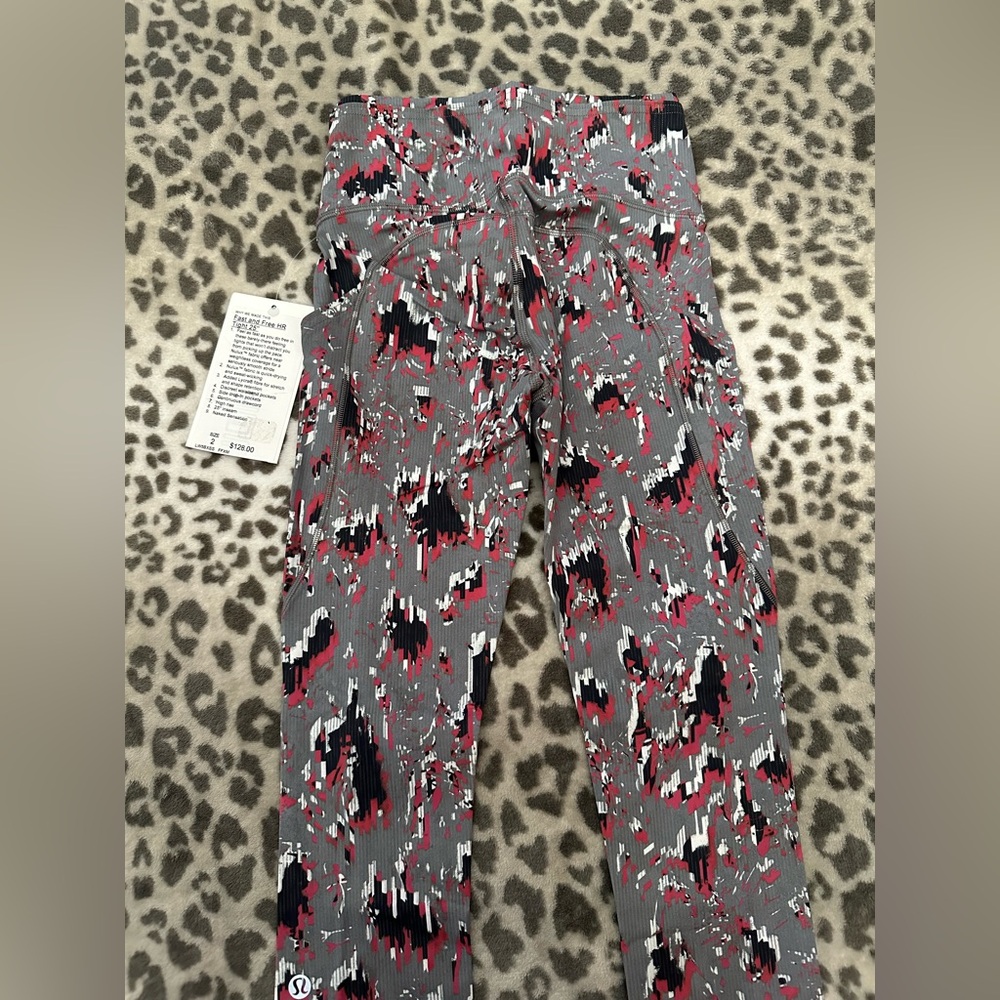 Lululemon Floral Fast And Free HR
Tight 25" Size 2 in Floral with Side Pockets - Picture 13 of 17